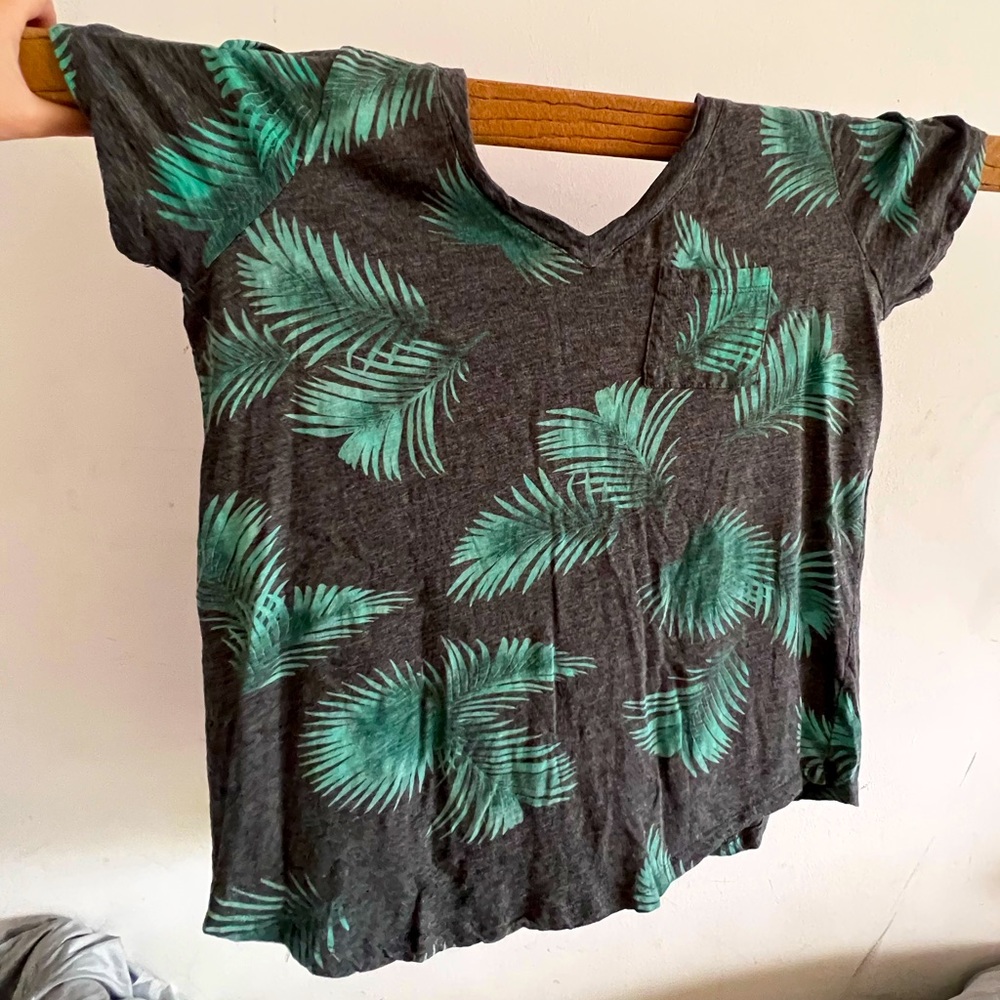 Adorable fern leaf tropical torrid v neck t-shirt size XL or 0